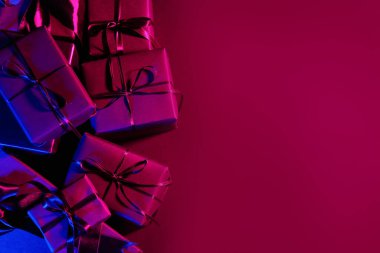 Koyu renk arkaplanda hediye kutuları