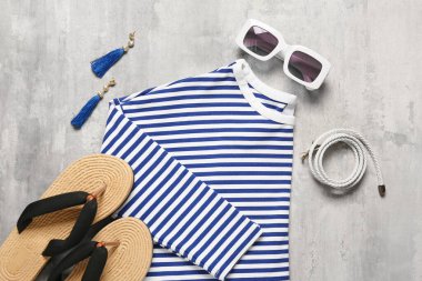 Grunge arka planında şık güneş gözlüklü kadın aksesuarları.