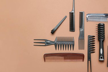 Renk arkaplan üzerinde kuaför araçları kümesi