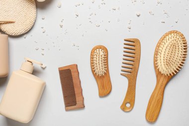 Hafif arka planda saç fırçaları, taraklar ve banyo malzemeleri