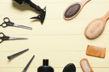 Renkli ahşap arka planda kuaför aletlerinden yapılmış çerçeve