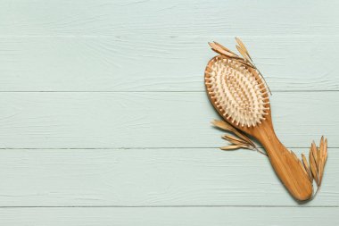 Renkli ahşap arka planda saç fırçası