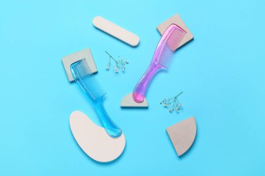 Renk arkaplanındaki saç taraklarıyla kompozisyon