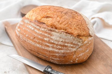 Arka planda bir somun ekşi ekmek.