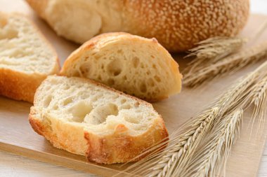 Gemide taze ekmek dilimleri