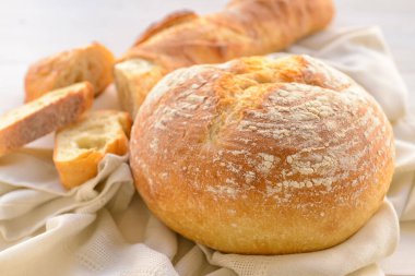 Peçeteye ekşi ekmek.