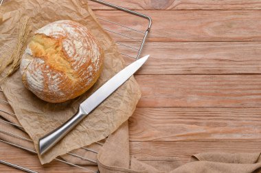 Ahşap zemin üzerinde bir somun ekşi ekmek