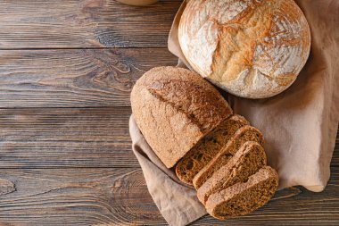 Tahta zeminde taze ekmek