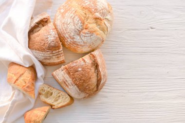 Beyaz ahşap zemin üzerinde taze ekmek