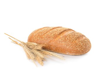 Beyaz arka planda susam tohumlu bir somun ekmek.