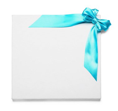 Mavi kurdeleli boş kart ve beyaz arka planda eğilme