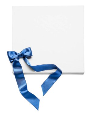 Mavi kurdeleli boş kart ve beyaz arka planda eğilme