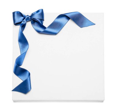 Mavi kurdeleli boş kart ve beyaz arka planda eğilme