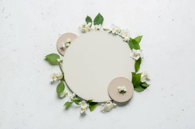 Boş kart ve güzel yasemin çiçekleri açık arkaplanda