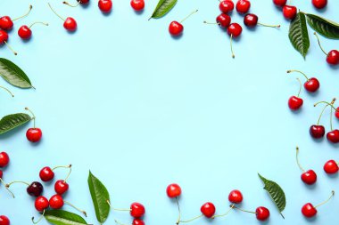 Renkli arkaplanda lezzetli olgun kirazdan yapılmış çerçeve