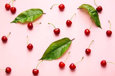 Renkli arkaplanda olgun kiraz