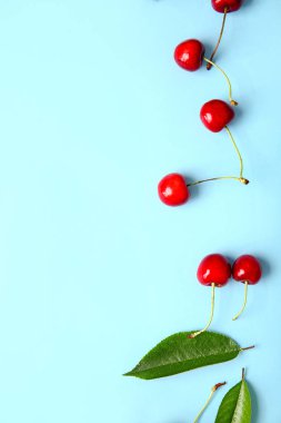 Renkli arkaplanda olgun kiraz