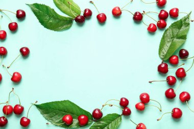 Renkli arkaplanda lezzetli olgun kirazdan yapılmış çerçeve