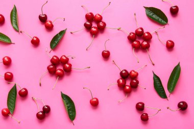 Renkli arkaplanda olgun kiraz