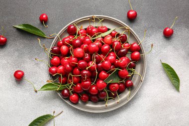 Masada lezzetli vişneli tabak.