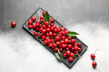 Siyah beyaz arka planda olgun kirazlı tepsi