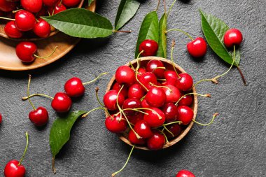 Koyu arkaplanda lezzetli olgun kirazlı kase