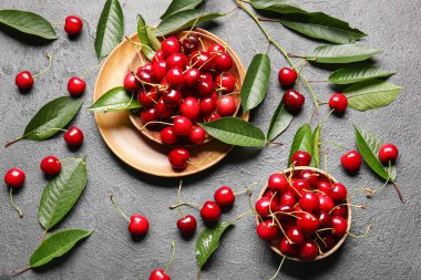 Tatlı olgun kirazlı kaseler koyu arka planda