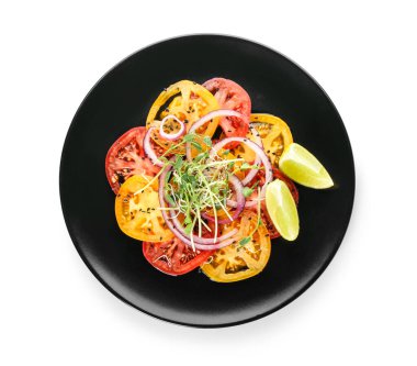 Beyaz arka planda lezzetli domates carpaccio tabağı.