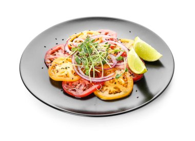 Beyaz arka planda lezzetli domates carpaccio tabağı.