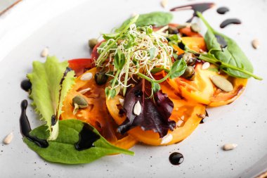 Lezzetli domates carpaccio tabağı, yakın plan.