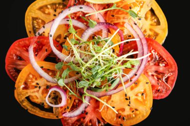 Lezzetli domates carpaccio tabağı, yakın plan.