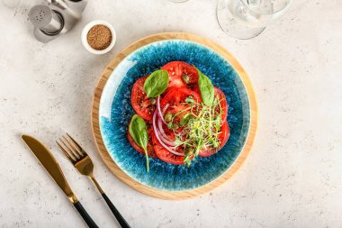 Açık arkaplanda lezzetli domates carpaccio tabağı.