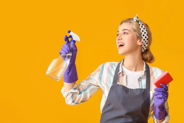 Młoda Kobieta Detergentem Gąbką Tle Koloru — Zdjęcie stockowe