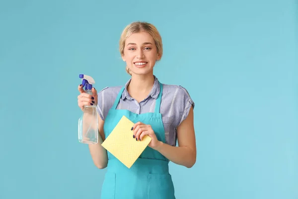 Junge Frau Mit Waschmittel Und Tuch Auf Farbigem Hintergrund — Stockfoto