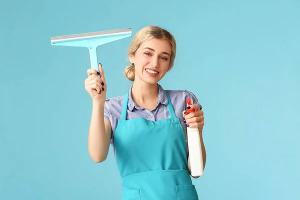 Jonge Vrouw Met Wasmiddel Squeegee Kleur Achtergrond — Stockfoto