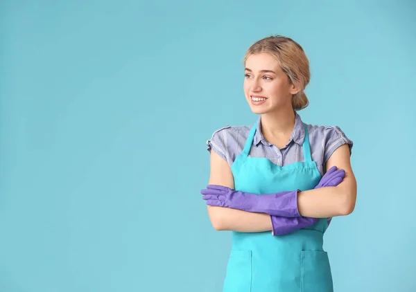 Jonge Vrouw Draagt Schort Handschoenen Kleur Achtergrond — Stockfoto