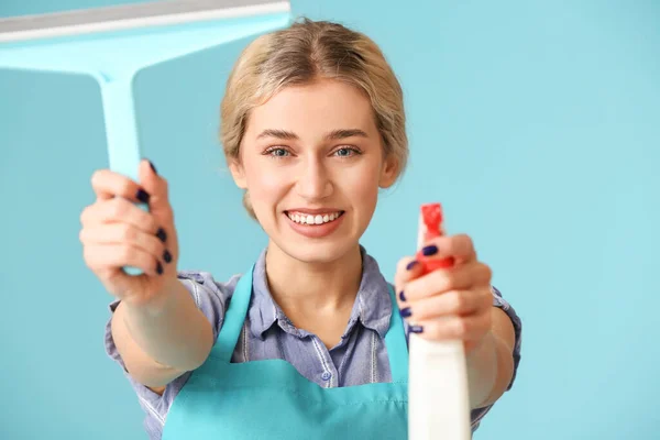 Jonge Vrouw Met Wasmiddel Squeegee Kleur Achtergrond — Stockfoto