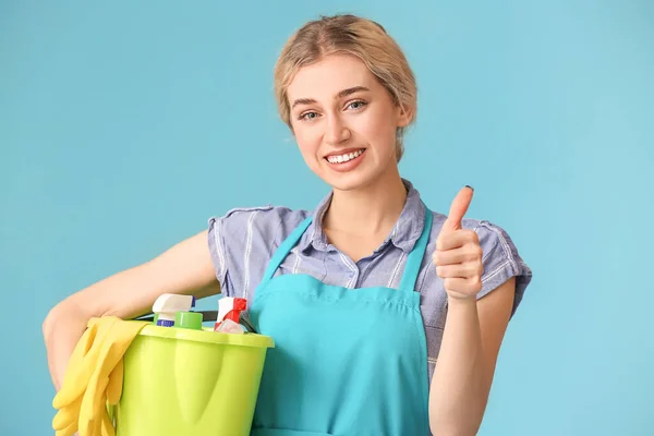 Jeune Femme Avec Des Fournitures Nettoyage Sur Fond Couleur — Photo