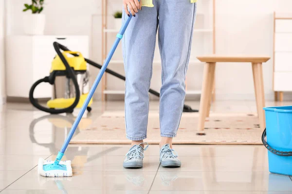 Jovem Mulher Esfregando Chão Seu Apartamento — Fotografia de Stock