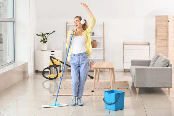 Young Woman Having Fun While Mopping Floor Her Flat — Stock Photo, Image