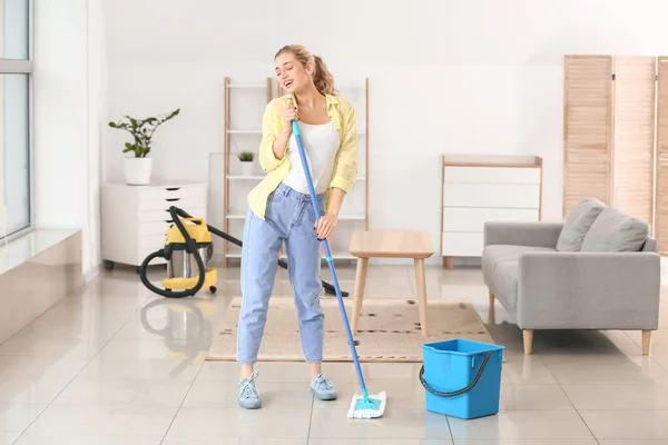 Ung Kvinna Har Kul Medan Moppar Golvet Sin Lägenhet — Stockfoto