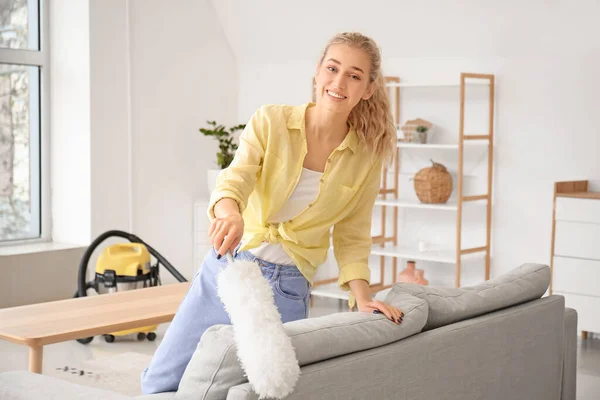 Young Woman Wiping Dust Furniture Her Flat — Stock Photo, Image