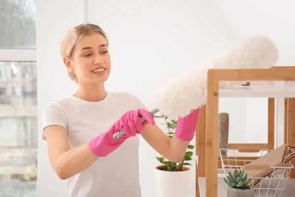 Молодая Женщина Вытирает Пыль Мебели Своей Квартире — стоковое фото
