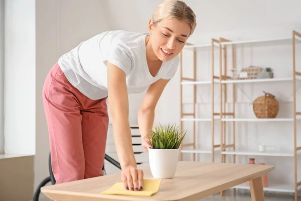 Jovem Mulher Limpeza Mesa Seu Apartamento — Fotografia de Stock