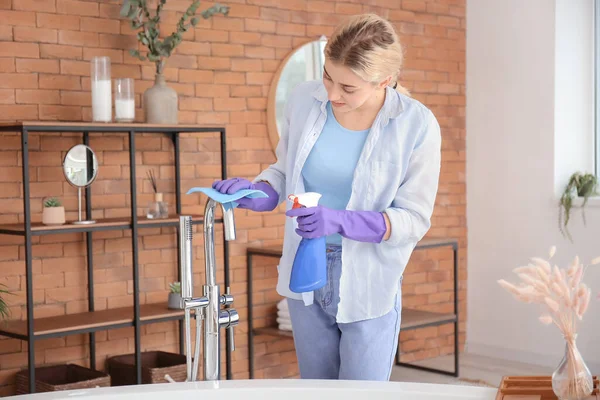 Young Woman Cleaning Bathtube Bathroom — Stock Photo, Image