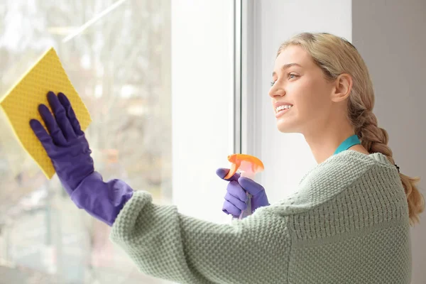 Jonge Vrouw Wassen Raam Haar Flat — Stockfoto