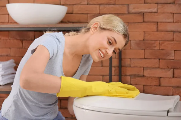 Νεαρή Γυναίκα Καθαρισμού Τουαλέτας Στο Μπάνιο — Φωτογραφία Αρχείου