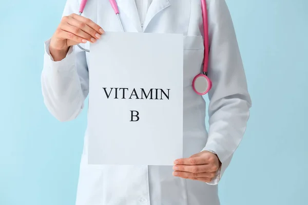 Kvinna Läkare Håller Ark Papper Med Text Vitamin Färg Bakgrund — Stockfoto