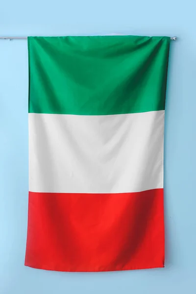 颜色背景上的意大利国旗 — 图库照片