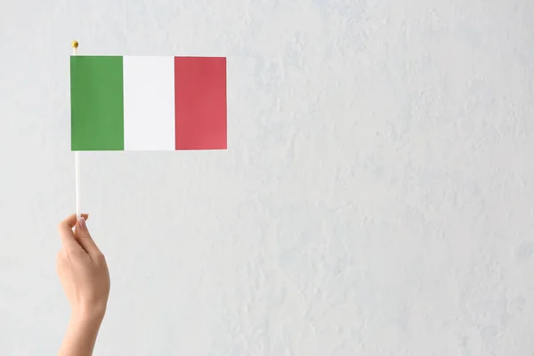 Γυναίκα Ιταλική Σημαία Λευκό Φόντο — Φωτογραφία Αρχείου